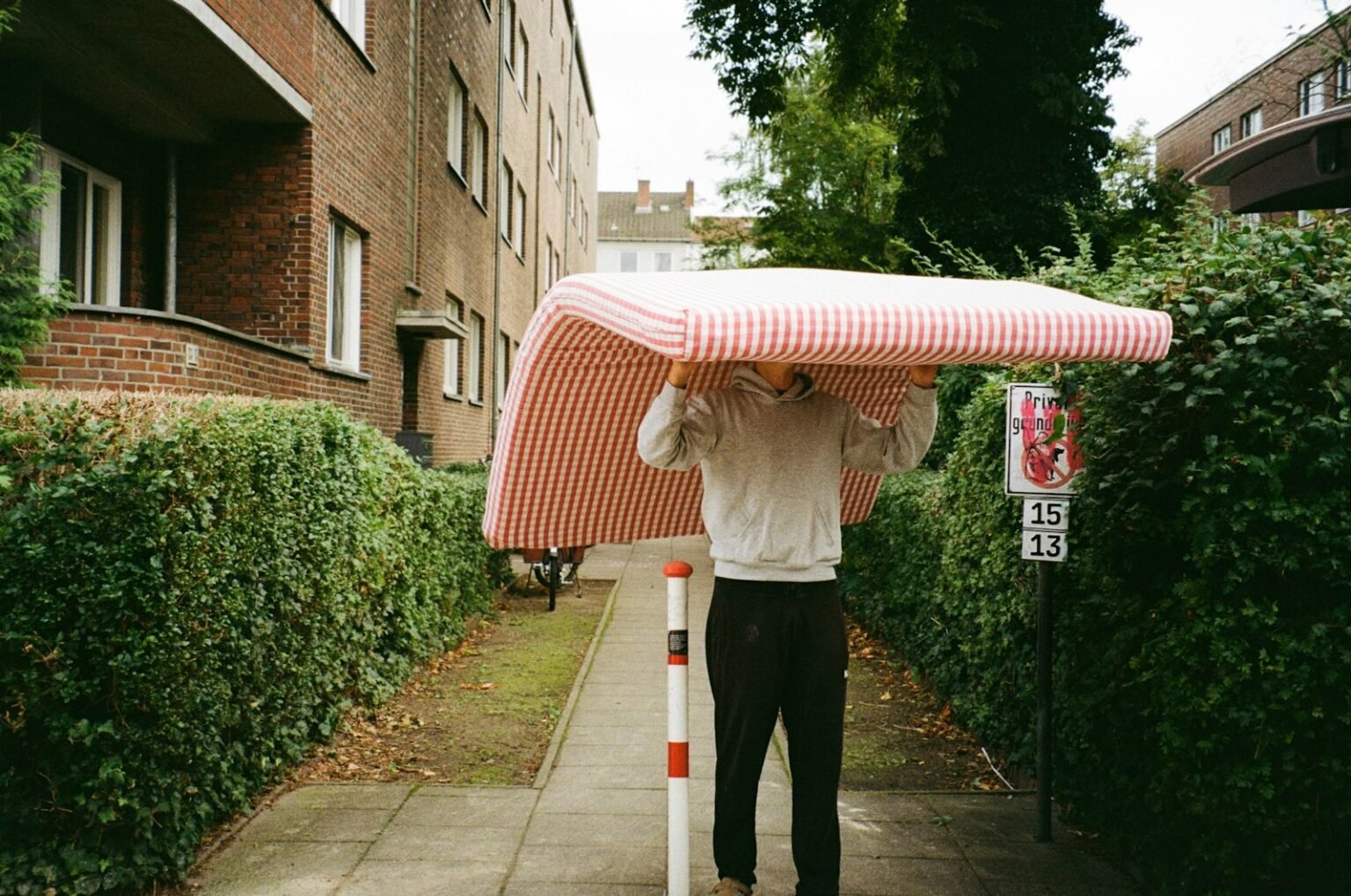 Carrying mattress move